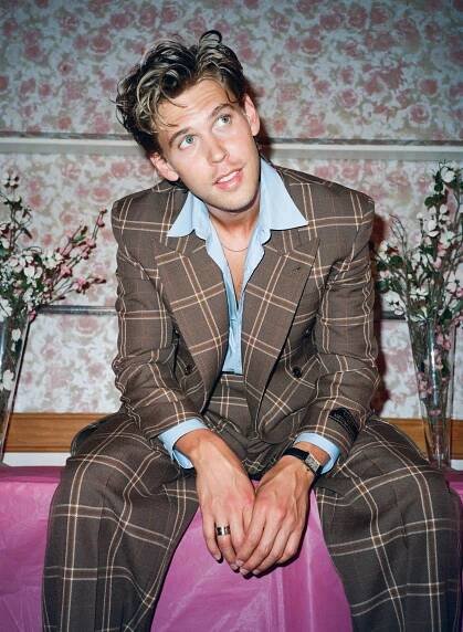 Austin Butler in Checkered Clothes Wallpaper