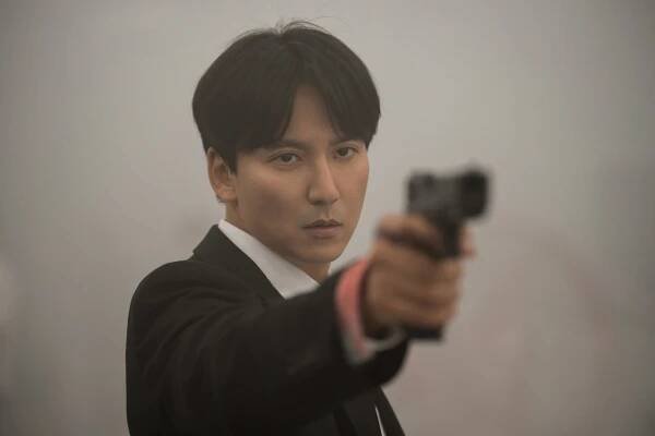 Kim Nam-gil as Lee Do in a still from Trigger. Photo: Son Ik-chung/Netflix