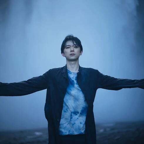 瀧本幹也が撮影、吉沢亮 写真展「FOSS」開催──アイスランドの大自然と吉沢亮の邂逅