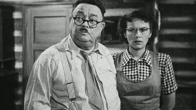 Nervního pražského bytového referenta Tříšku hrál Saša Rašilov, vedle něj stojí jeho filmová dcera Ludmila Vostrčilová.