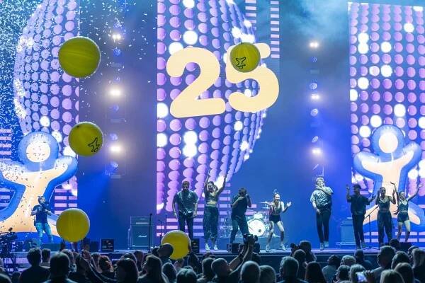 Rádio Impuls oslavilo 25 let, v O2 areně mu gratulovali Michal Hrůza, Lenka Filipová, Queenie i Divokej Bill