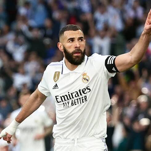 Karim Benzema hits quickfire treble in Real Madrid rout and Napoli lose to Milan