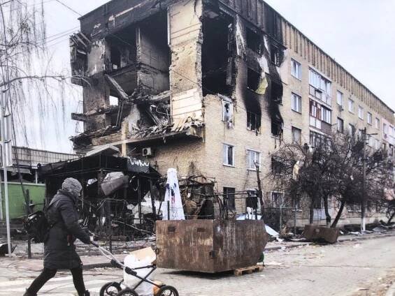 Masakr na Ukrajině jako v českých Lidicích: Výstava fotografií přibližuje aktuální válečnou tragédii
