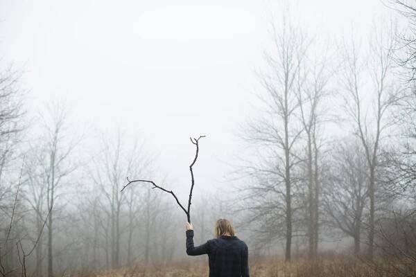 Person mit Treibholz