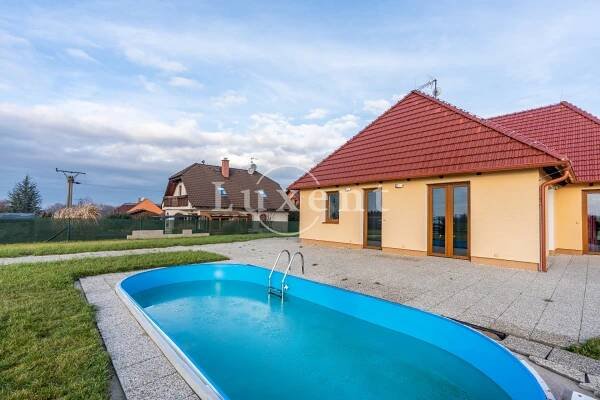 Pronájem rodinného domu 4+kk, 160 m2, na poz. 1000 m2, Červený Újezd, Praha-západ | Reality.iDNES.cz 