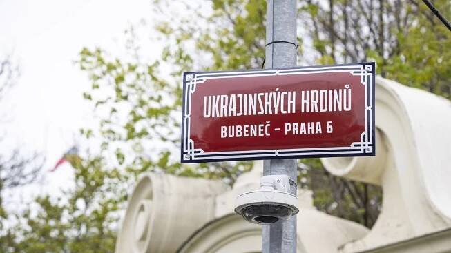 Ulice u ruské ambasády v Praze se oficiálně přejmenovala na Ukrajinských hrdinů - Novinky
