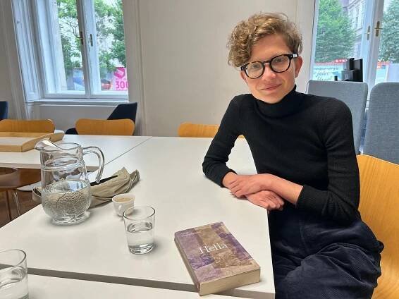 Schriftstellerin Alena Machoninova und ihr Buch Hella 