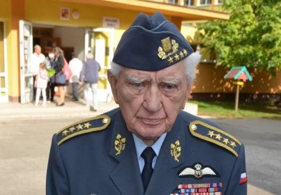 Poslední žijící český pilot RAF: Emil Boček slaví 100!