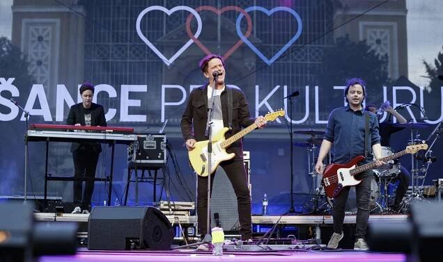 FOTO: Lístek, test a změřit teplotu. V Praze se včera konal koncert