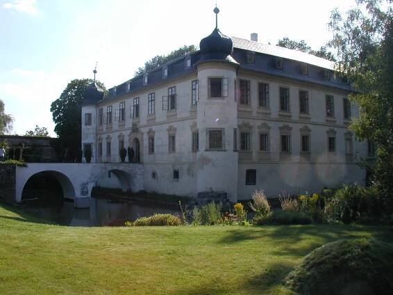 Soubor:Trebesice (zamek KH) B. PohledOdSV.jpg – Wikipedie
