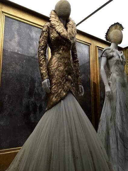 Súbor:Dress by Alexander McQueen, Savage Beauty exhibition.jpg – Wikipédia