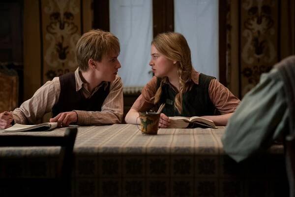 Jsou světla, která nevidíme - Epizoda 2 - Z filmu - Louis Hofmann, Luna Wedler