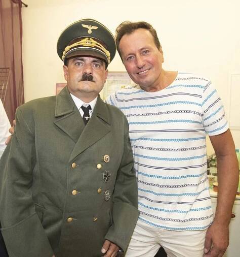 Vernisáž Baselidese z Novy skončila ostudou: Hitler s nožem, řev a zásah policie!