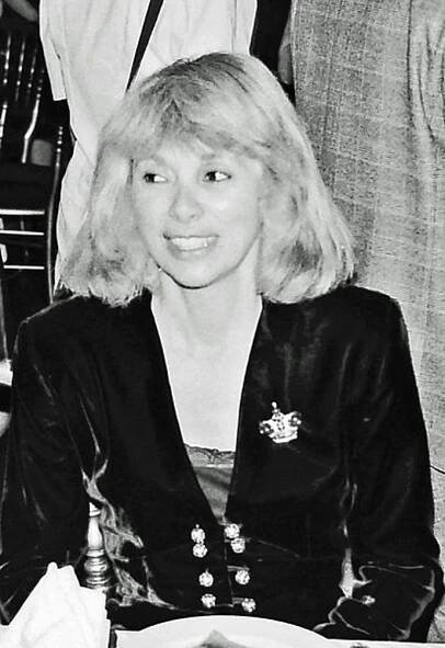 Mireille Darc. Delon o ní prohlásil, že byla jeho největší láskou. Žili spolu patnáct let, nikdy se ale nevzali.