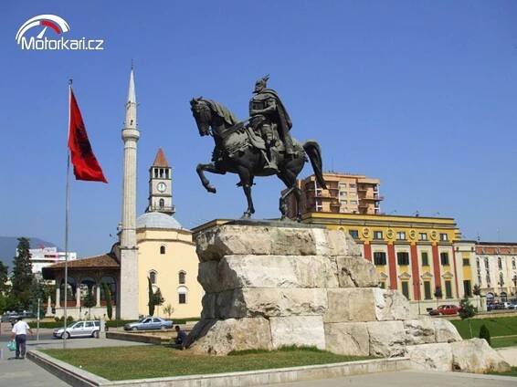 Jezdecká socha na Skanderbegově náměstí v hlavním městě Tiraně