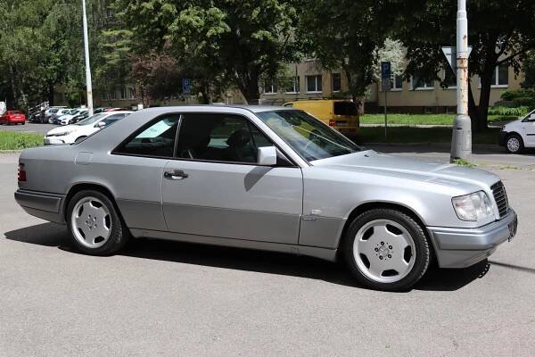 Mercedes-Benz 124 E200 COUPE 100kW