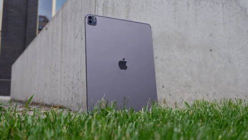 iPad Pro 2021 v trávě