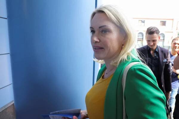 Novinářka, která vystoupila proti Putinově válce: Uprchla z domácího vězení i s dcerou (11)!