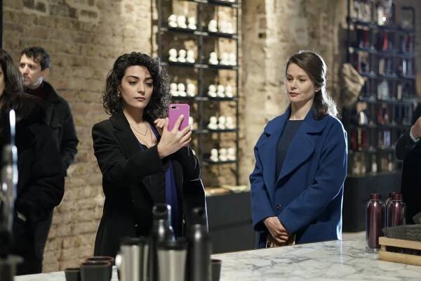 Merve Polat, Burcu Biricik - Camdaki Kız - Episode 1 - Z filmu