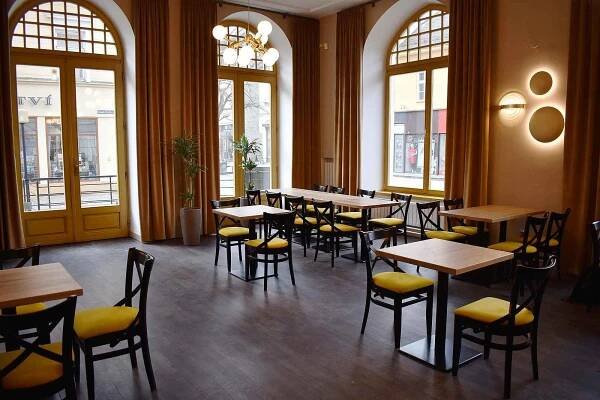 Restaurace Opera týden před znovuotevřením.