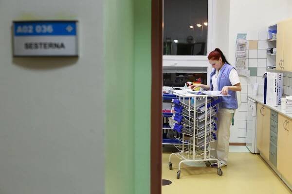Sestry si letos průměrně vydělají přes 47 tisíc za měsíc, lékaři skoro dvakrát víc