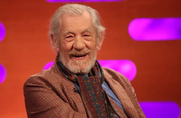Herec McKellen známý z Pána prstenů skončil v nemocnici. Při divadelním představení spadl z jeviště