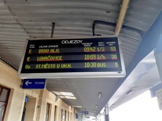 Cedule s odjezdy vlaků na otrokovickém nádraží