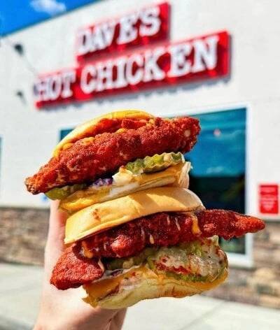 Menu Dave’s Hot Chicken je zaměřené převážně na smažené kuře s jednoduchými přílohami