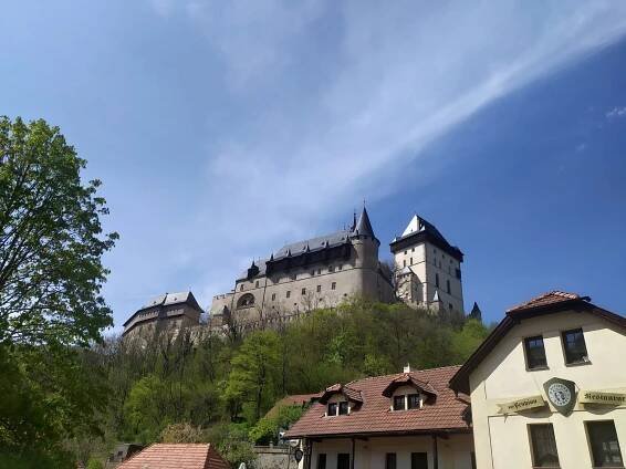 Hrad Karlštejn byl na prvního máje v obležení turistů. Otevřen je i o svátcích