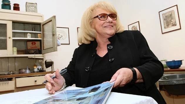 Iva Hüttnerová: Vystavuje obrazy a hraje zlou tchyni