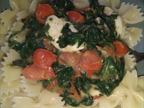 Recept na Bylinkové Farfalle Se Špenátem a Mozzarelou