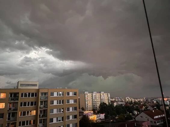 Obloha očima čtenářů. Podívejte se, jak vypadala včerejší bouřka v Praze