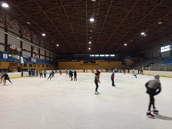 Předvánoční bruslení na blanenském zimním stadionu – Základní škola Blansko, Erbenova 13
