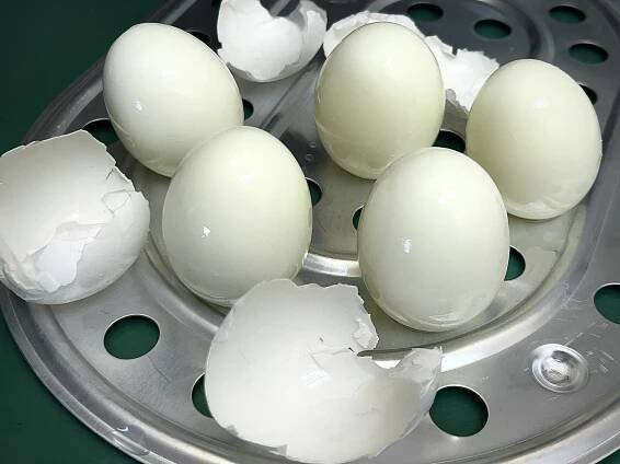 Hard boiled eggs w shells