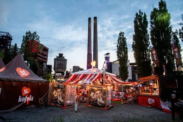Reportáž: Colours začaly rockově. Morello měl na kytaře nápis „Vyzbrojte bezdomovce“