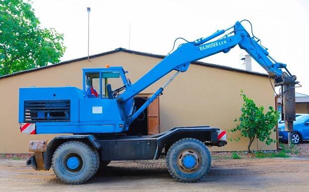 DH 112 s hydraulickým kladivem