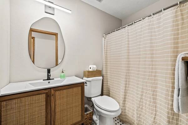 Apt. 1 Hall Bath