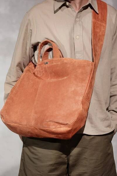 PIG SUEDE NEWS PAPER BAG | Peanuts&Co