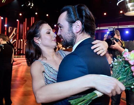 FOTO: Veronika Arichteva s manželem. – stránka 98