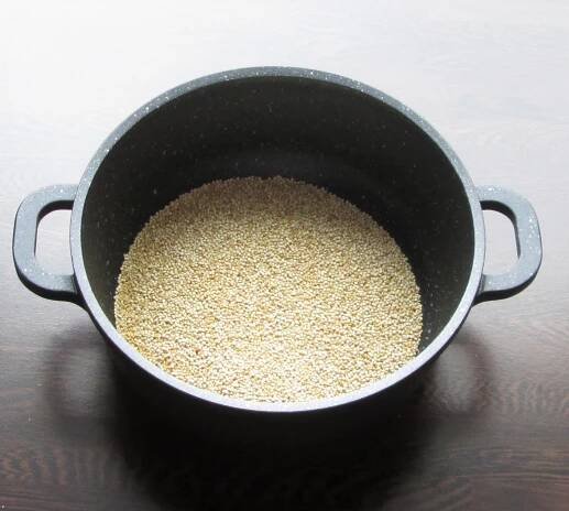 Jak z quinoy připravit zdravý salát s řepou, jablkem a rozinkami | recept | jaktak.cz