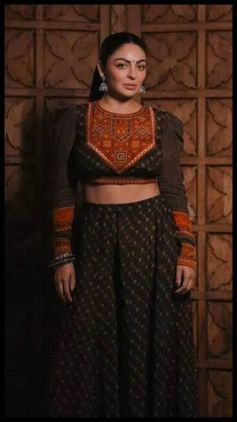 Neeru Bajwa's ethnic looks that will make you fall in love with her, AGAIN