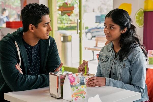 Tenkrát poprvé - ..., když jsem podváděla - Z filmu - Anirudh Pisharody, Maitreyi Ramakrishnan