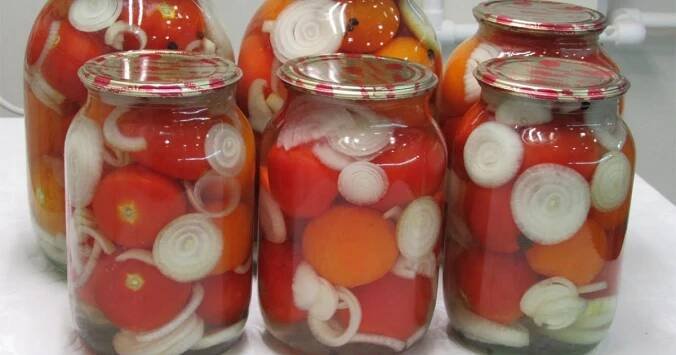 Nejrychlejší recept na nakládaná rajčata: Stačí je dát do sklenic, přidat cibuli, směs TOHOTO koření a máte hotovo