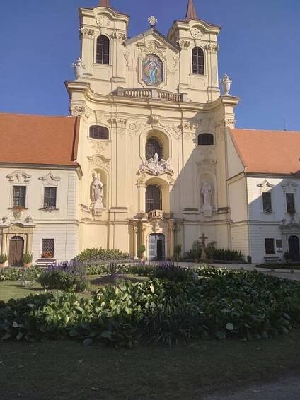 VIDEO. Četníci, Labyrint a Rajhrad. Lupiče z vlaku hledali v dávném klášteře