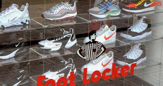Z prodeje Foot Lockeru těží i Křetínský s Tkáčem