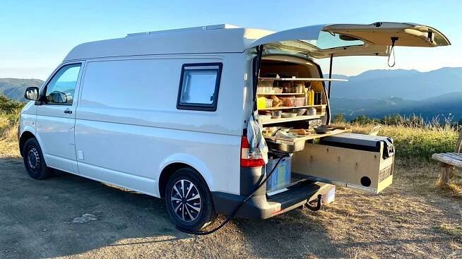 Svépomocí si přestavěli dodávku na obytné auto a teď cestují po Česku i Evropě