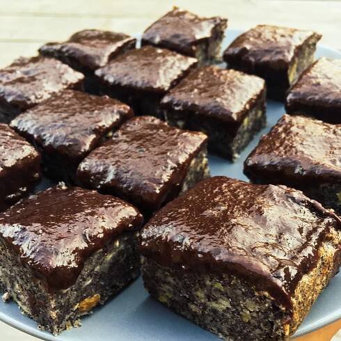 Vegan makovo-jablkový koláč s čokoládovo-džemovou polevou - Život je zmena