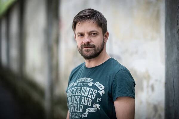 Ve Varech má premiéru Mádlův film Vlny. ‚Jsem nervózní, ale začínám se těšit,‘ říká režisér
