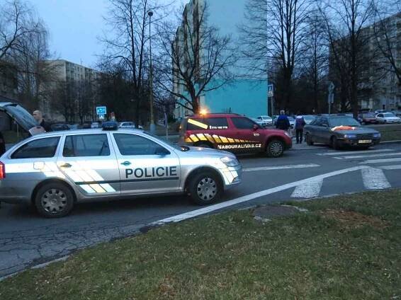 Nehoda poblíž střediska Permon. Viník nehodyz místa odjel a vrátil se až později pro registrační značku. 