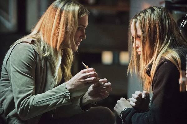 Arrow - Bez šance na záchranu - Z filmu - Katie Cassidy, Caity Lotz